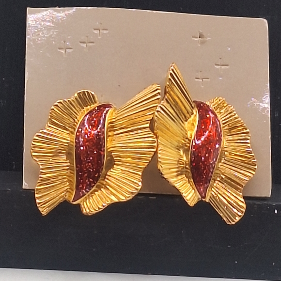 Vintage Avon Wavy Ribbed Ruffle Red Enamel Goldtone Women's Stud Earrings - Picture 1 of 7